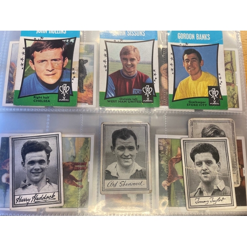 35 - A collection in 20 albums and loose in boxes with ranges from Wills, Players, Ogdens, Gallaher, tea ... 