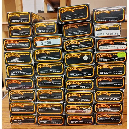 423 - Collection of coaches and wagons generally mint in good to very good boxes with Airfix, Dapol, GMR, ... 