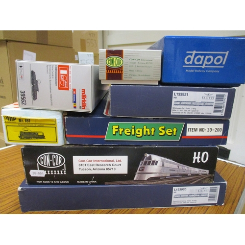 442 - Collection of OO gauge including Bachmann Freight set No 30-200, Con-Cor Zephyr set, Dapol (1), Mark... 