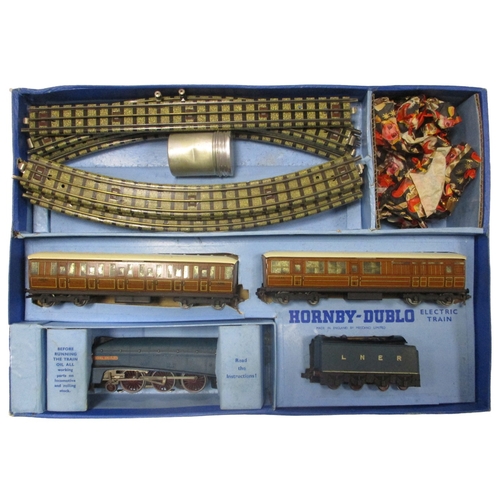 506 - Hornby Dublo. Collection of boxed OO gauge locomotives, coaches, wagons, some scenery and accessorie... 