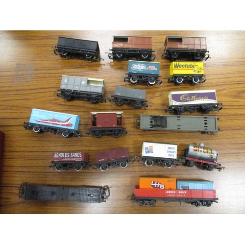 539 - Hornby. Collection of OO gauge boxed locomotives (23), wagons (22), unboxed locomotives (17), coache... 