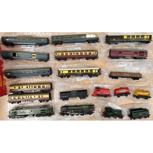 559 - Hornby. Tri-ang OO gauge generally very good in good plus boxes with locomotive No.R.52 S, coaches (... 