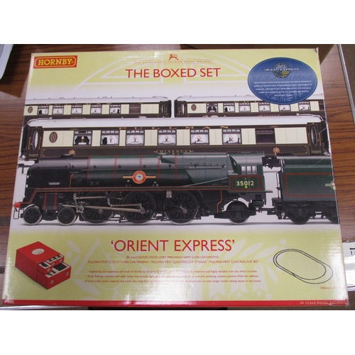 561 - Hornby. OO gauge Merchant Navy Class 4-6-2 35012 'United States Lines' green steam locomotive with t... 