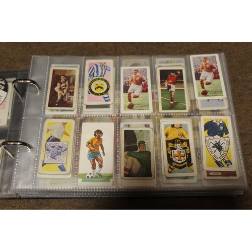 35 - A collection in 20 albums and loose in boxes with ranges from Wills, Players, Ogdens, Gallaher, tea ... 