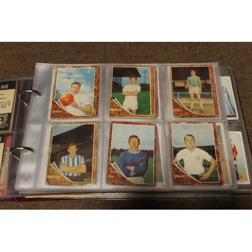 35 - A collection in 20 albums and loose in boxes with ranges from Wills, Players, Ogdens, Gallaher, tea ... 