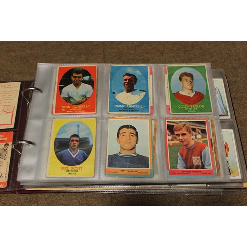 35 - A collection in 20 albums and loose in boxes with ranges from Wills, Players, Ogdens, Gallaher, tea ... 