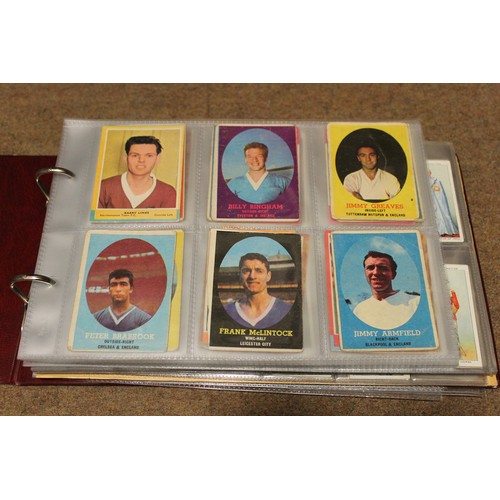 35 - A collection in 20 albums and loose in boxes with ranges from Wills, Players, Ogdens, Gallaher, tea ... 