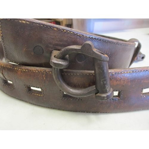 173 - Old heavy duty leather belt, possibly used in the slave trade or for prisoner restraint, heavy duty ... 