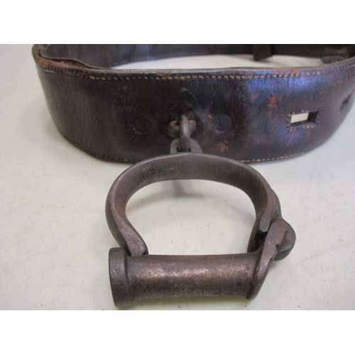 173 - Old heavy duty leather belt, possibly used in the slave trade or for prisoner restraint, heavy duty ... 