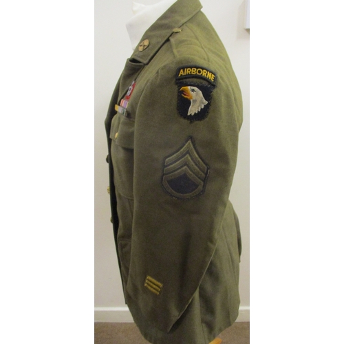 181 - Mixed range including US Navy wool jacket, US Army tunic with paratrooper's insignia and badges for ... 