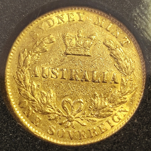 686 - Investment Gold Lot - documents required. Australia. 1868 sovereign encased in plastic, in wooden pr... 