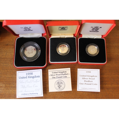 792 - Boxed silver piedfort proofs FDC with £5 2000 Queen Mother, £1 1984-87 4 coin set, 1985, 88, 2000 in... 