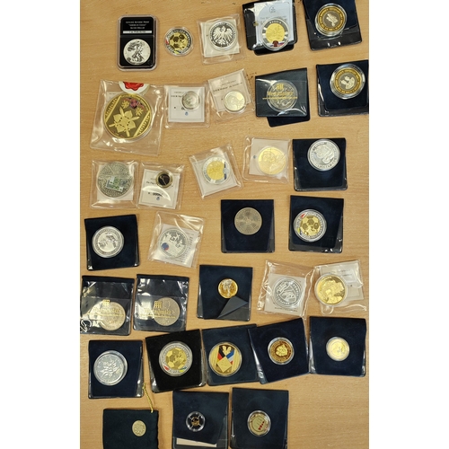 846 - Collection of silver and CuNi uncirculated and proof boxed sets and coins with, Africa 9ct gold coin... 