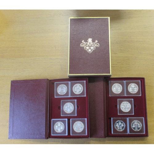 893 - Cayman Islands. 1980 $25 'The Kings of England Collection' set of 10 silver proofs FDC, in presentat... 