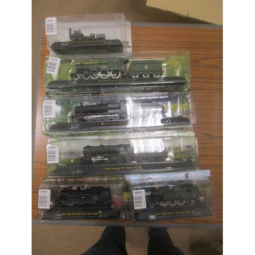 103 - Collection of die cast passenger liners and various static locomotives, ranges of Atlas, Corgi, etc,... 