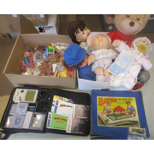 104 - Assorted toys, generally in very good to excellent condition, includes Nintendo Game Boy and accesso... 