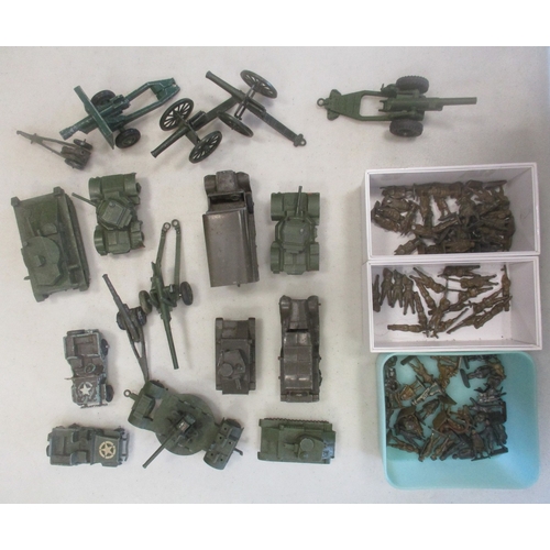 420 - Dinky. Unboxed range of WWI/WWII era military vehicles, artillery and soldiers, generally fair/good ... 