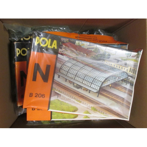 494 - Collection of N gauge rolling stock and accessories, generally good plus to excellent in good plus t... 