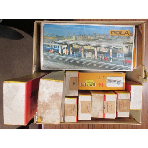 494 - Collection of N gauge rolling stock and accessories, generally good plus to excellent in good plus t... 