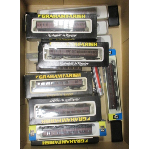 494 - Collection of N gauge rolling stock and accessories, generally good plus to excellent in good plus t... 