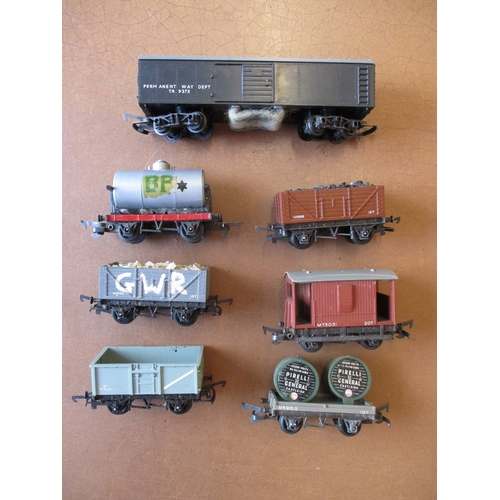 702 - Hornby. Tri-ang collection generally excellent in good plus to excellent boxes with locomotives R50,... 