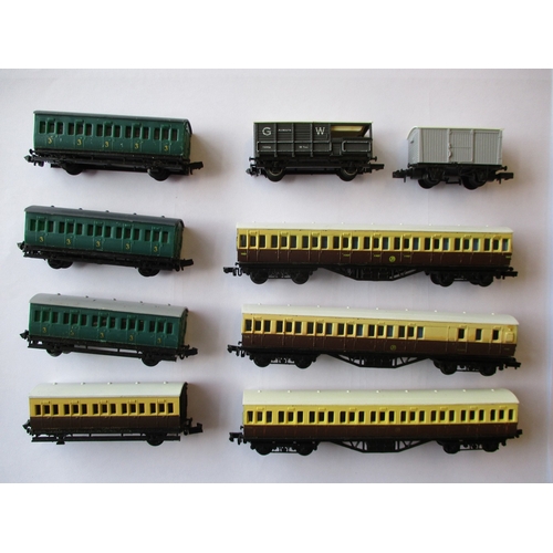 304 - N gauge collection generally excellent to mint in excellent boxes with Graham Farish coaches (2), wa... 