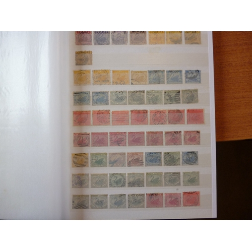 86 - World misc M/U coln in stockbooks and loose, incl BC, GB, Iceland yearpacks, Japan, etc. (2B)