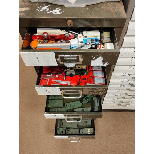 125A - Collection of kit built military vehicles mainly from Roco such as artillery, tanks, jeeps, planes, ... 