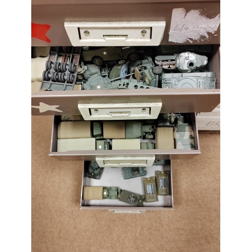 125A - Collection of kit built military vehicles mainly from Roco such as artillery, tanks, jeeps, planes, ... 