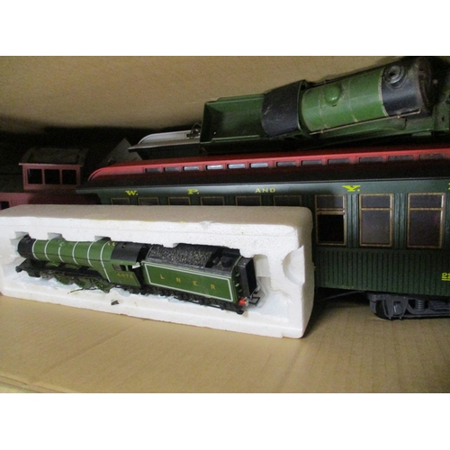 286 - Collection of O gauge including locomotives (3), coaches (8), wagons without wheels (14), with wheel... 