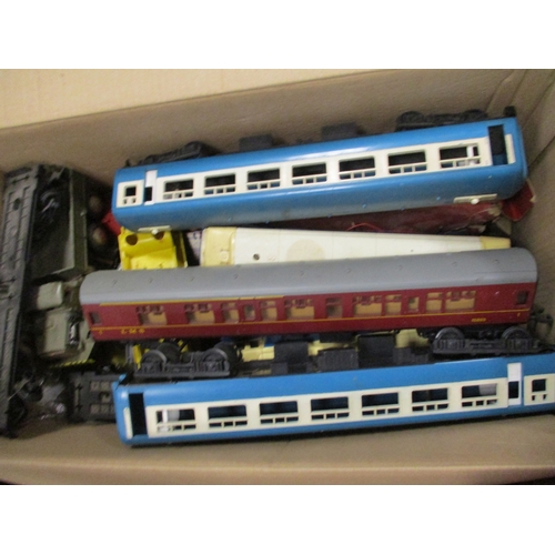 286 - Collection of O gauge including locomotives (3), coaches (8), wagons without wheels (14), with wheel... 