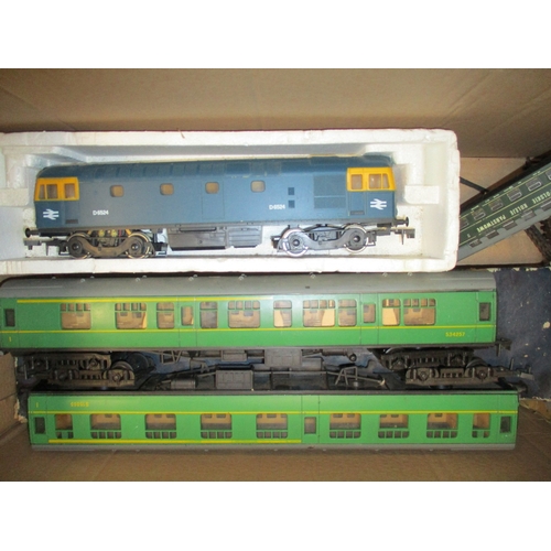 286 - Collection of O gauge including locomotives (3), coaches (8), wagons without wheels (14), with wheel... 