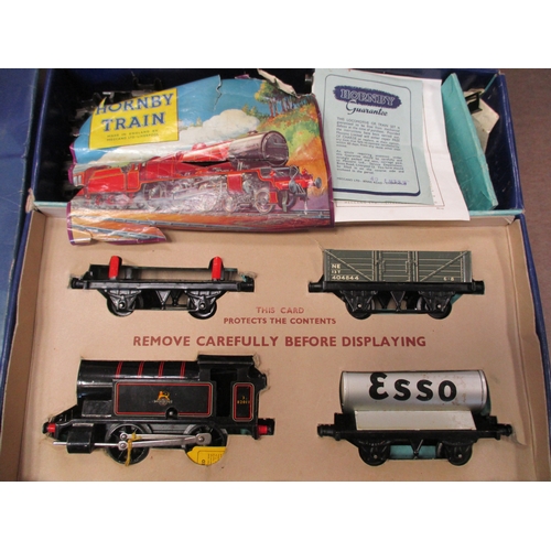 293 - Hornby. Collection of O gauge including set with 0-4-0 82011 tank clockwork locomotive, key present ... 