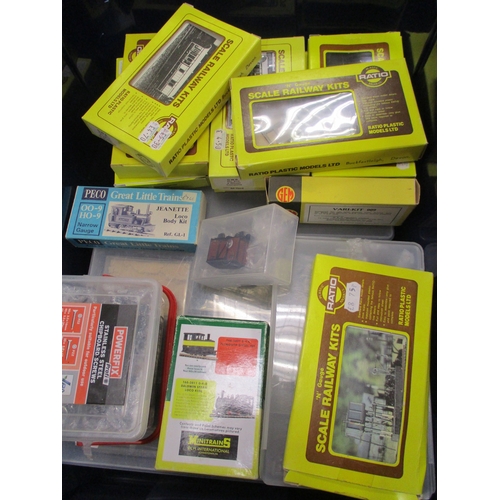 300 - Collection of n gauge including unboxed tank locomotives (8), coaches (16), kits, accessories etc, g... 