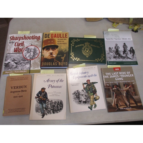 199 - Collection of military books with uniforms, equipment and general history with strength in France, A... 