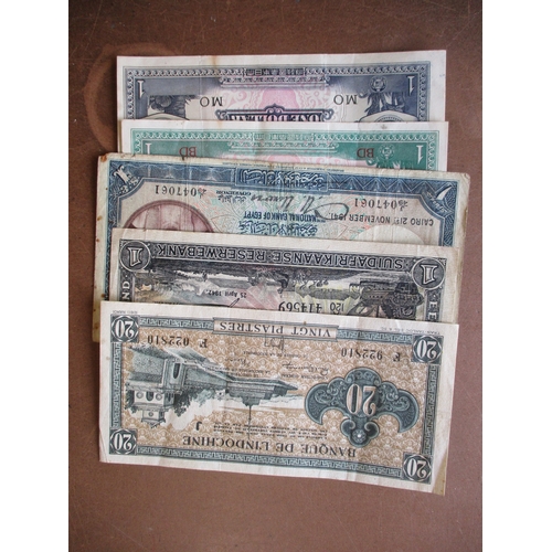 269 - World range with India 1937 10r Deshmukh very fine, Malaya 1941 $5 very fine, Thailand 1945 50 Baht ... 