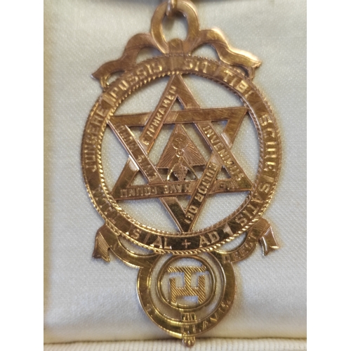 84 - 9ct gold Past MEZ Chapter Jewel masonic medal dated march 1904 with stamp marks, weight with pin rem... 