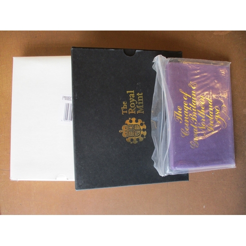 756 - Modern collection with crowns 1935 and 1937 extremely fine, proof cased sets FDC 1980, 2000 and 2008... 