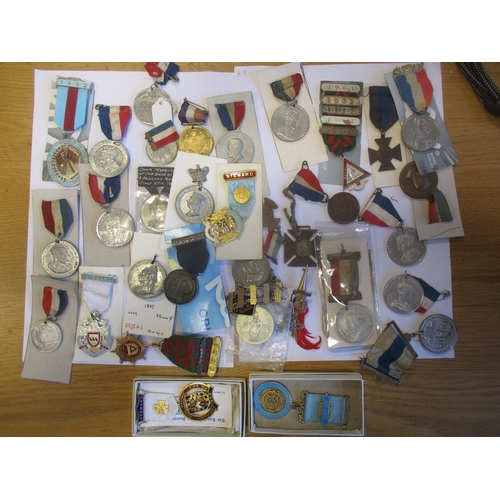 2 - Range of medals, generally good fine to very fine, with:
1.WWI BWM to 90578. D. Thomson. Sto. R.N.R.... 