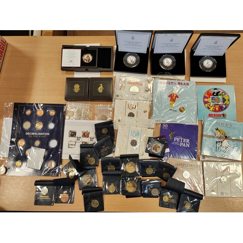 742 - Collection with boxed uncirculated 2020 2oz silver Queens Beast Lion and Unicorn (2), boxed silver p... 