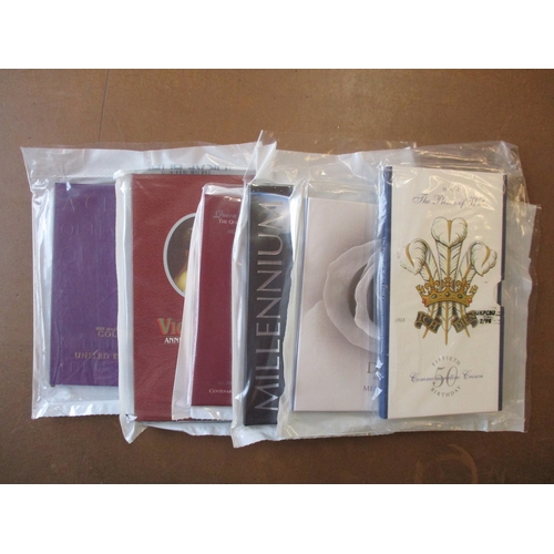 758 - Modern collection with Royal Mint uncirculated year packs 1997 to 2008, 2010, 2013, plus 2011 and 20... 