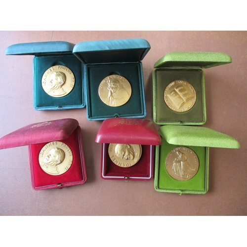 817 - Papal medals. Modern collection with boxed AE (13), silver (3), unboxed silver (9), etc. Qty 29 item... 