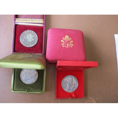 817 - Papal medals. Modern collection with boxed AE (13), silver (3), unboxed silver (9), etc. Qty 29 item... 