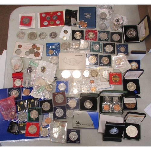 868 - Accumulation of world issues, mixture of single items, cased sets and commemoratives, varies between... 