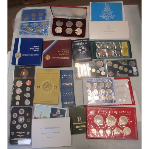 868 - Accumulation of world issues, mixture of single items, cased sets and commemoratives, varies between... 