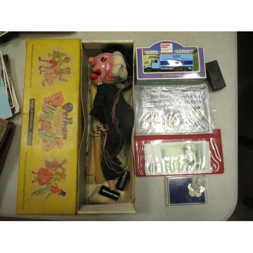 892 - Accumulation in boxes with strength in GB including crown 1889, half crown 1817, shillings etc. Also... 