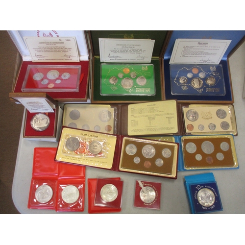 923 - Singapore. Range of sets and individual issues, with silver proof $10 1975 Independence FDC, proof c... 