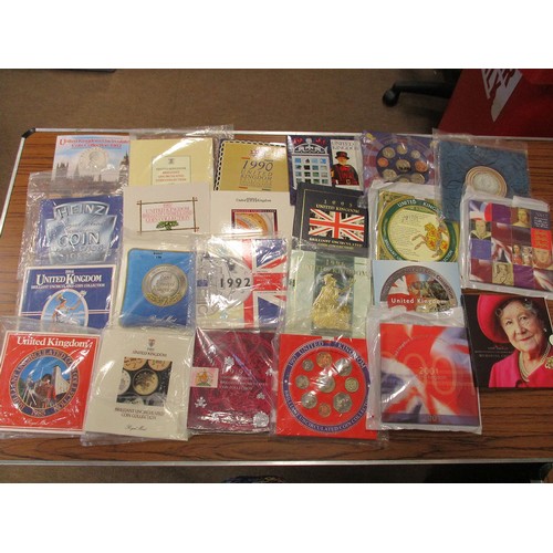 763 - Collection of uncirculated year packs with 1970-72, 1974-82, Royal Mint uncirculated folders with 19... 