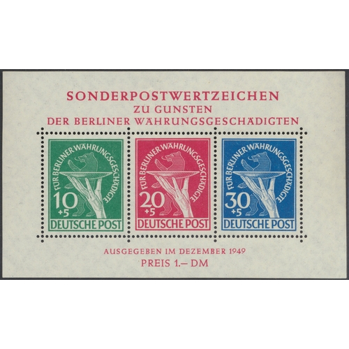 171 - Germany. Middle to modern M/U coln in 5 Safe albums, with issues from 1923 incl 1924-7 set U, 1928-3... 