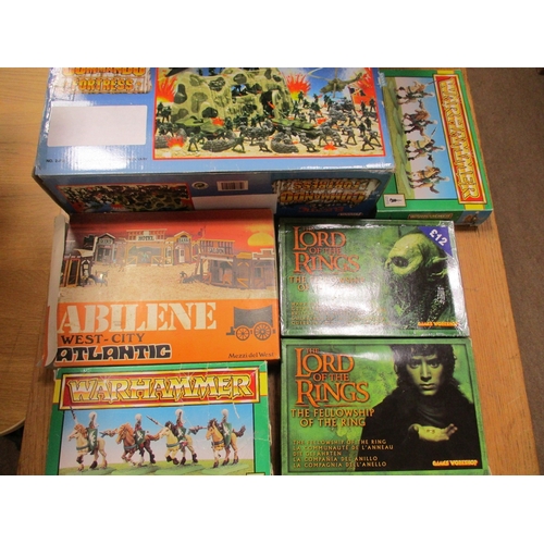 163 - Collection with unboxed plastic soldiers plus War Hammer figures, kits, accessories, scenery and lit... 